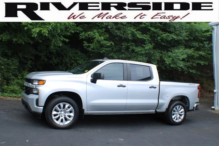 Used 2020 SILVER ICE METALLIC Chevrolet Custom image 4