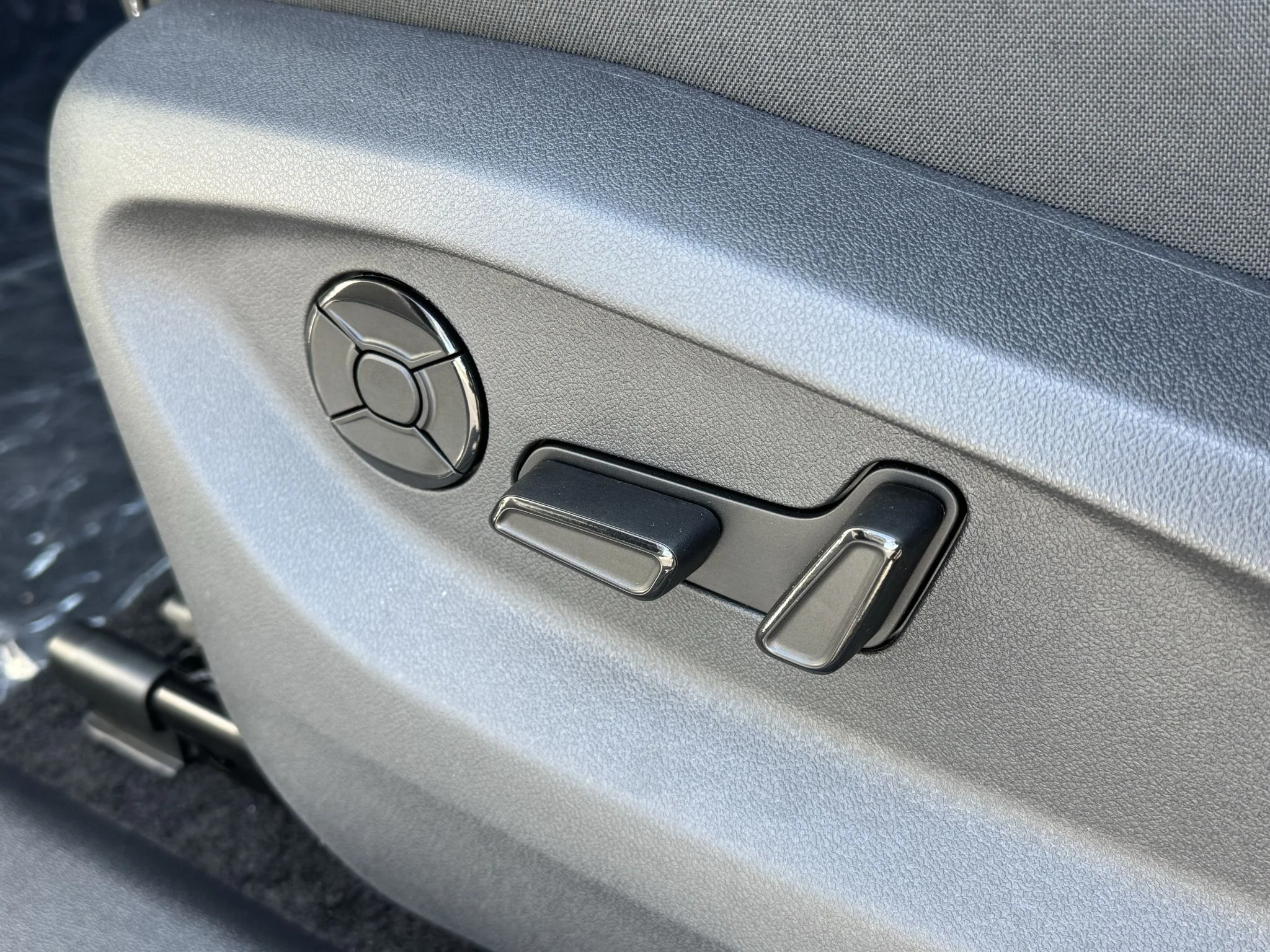 New 2026 Pure White Volkswagen SE image 15
