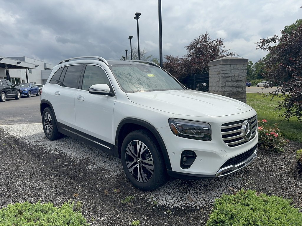 Used 2025 Polar White Mercedes-Benz GLB 250 4MATIC® image 5