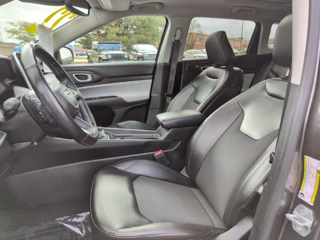 Certified Used 2022 Gray Jeep Latitude image 18