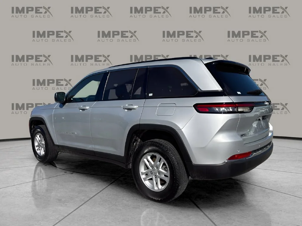 Used 2024 Silver Jeep Laredo image 3