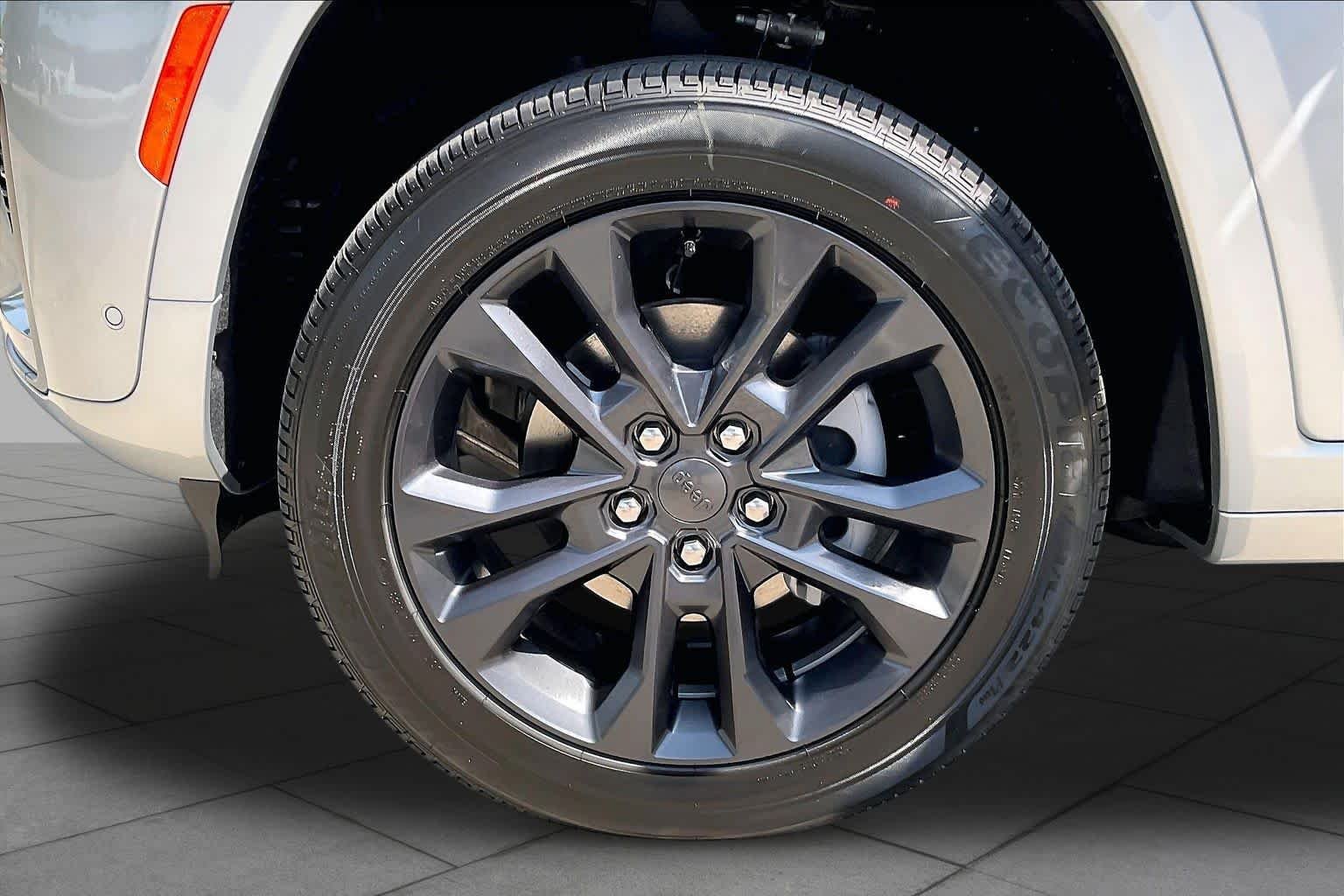 New 2026 Silver Zynith Jeep Limited Reserve image 11