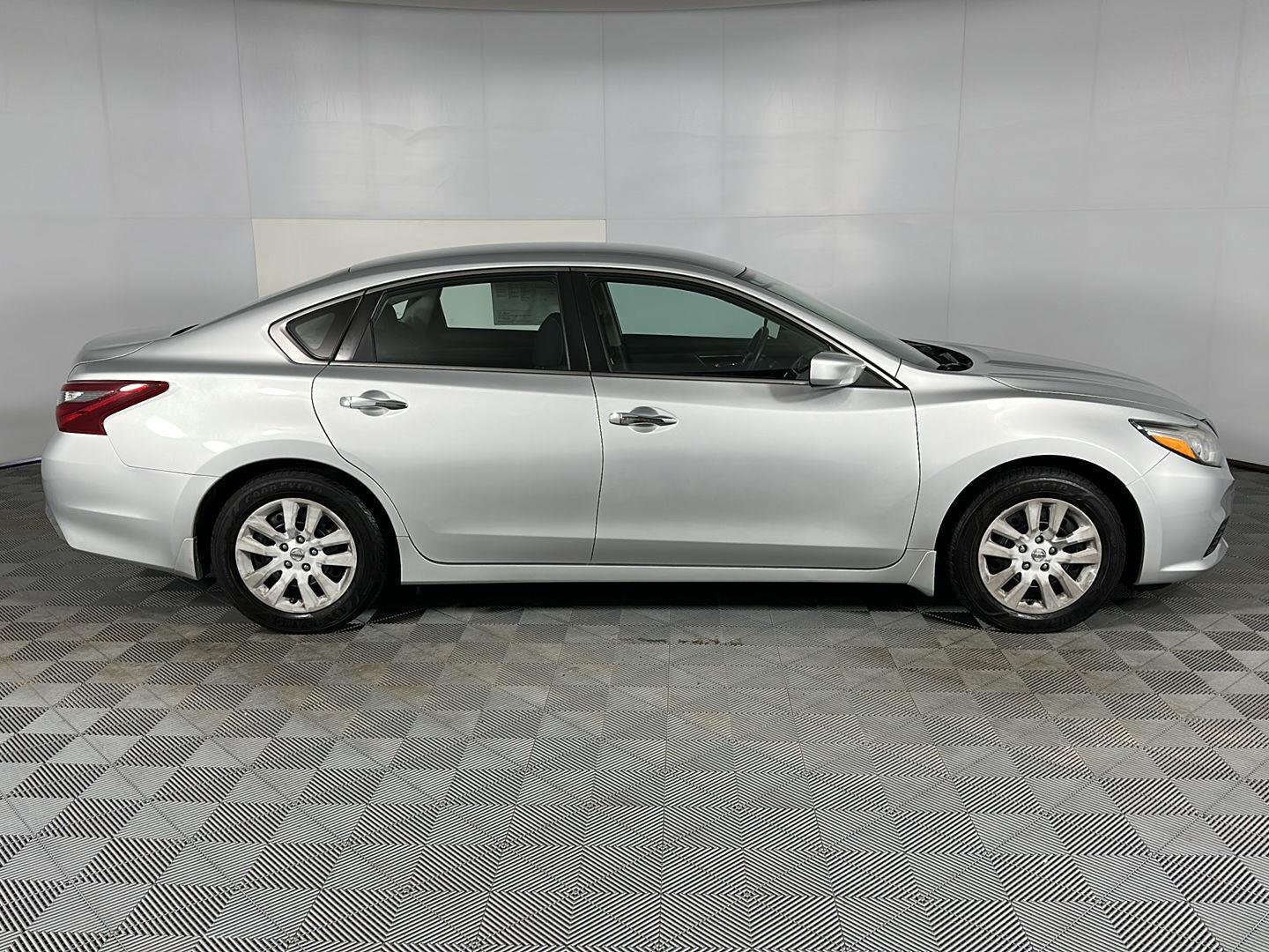 Used 2018 Brilliant Silver Nissan 2.5 S image 26