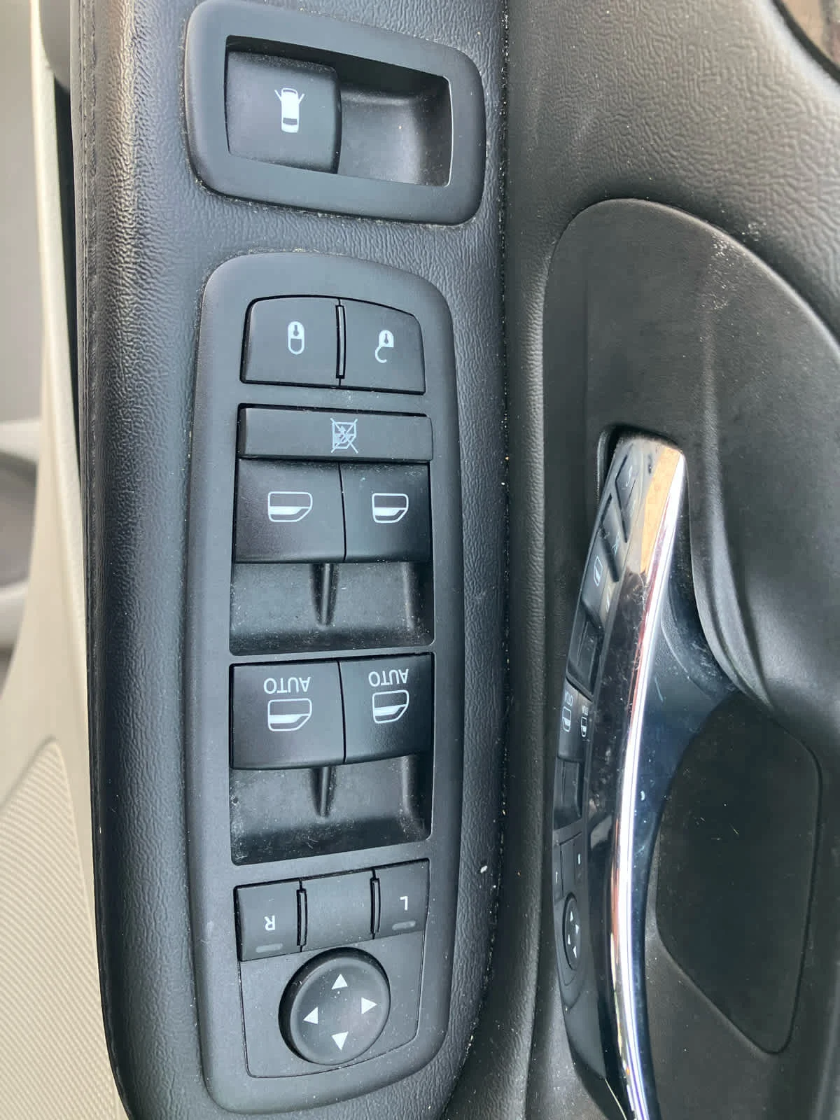 Used 2019 Granite Pearlcoat Dodge SE image 12