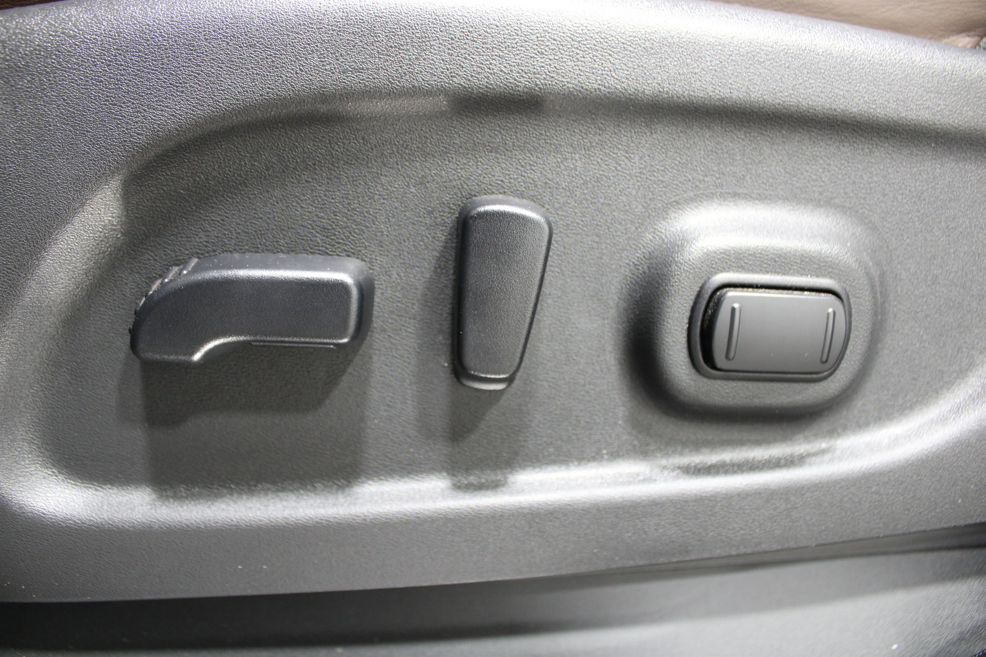 Used 2016 Magnetic Black Nissan Platinum Reserve image 4