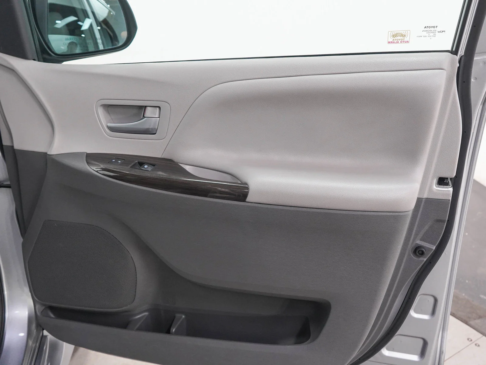 Used 2018 Silver Sky Metallic Toyota XLE Premium FWD 8-Passenger image 13