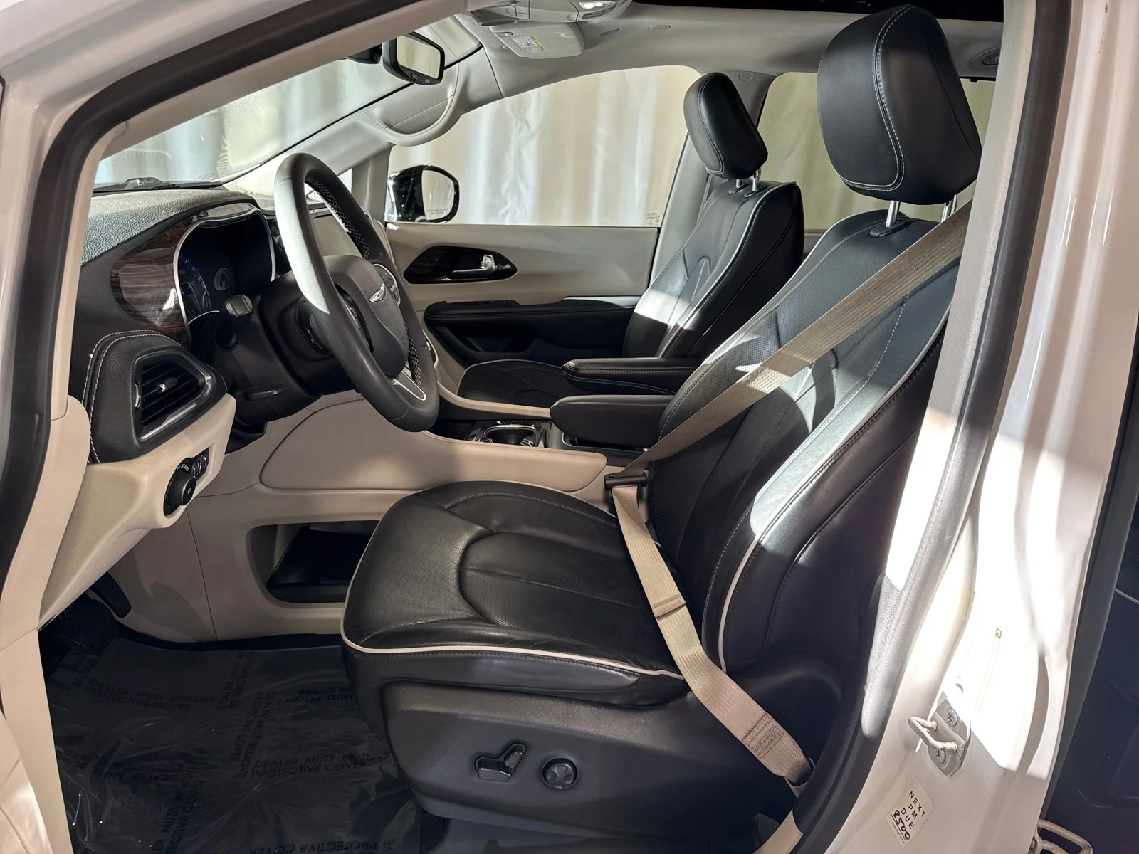 Used 2023 Bright White Clearcoat Chrysler Limited image 3