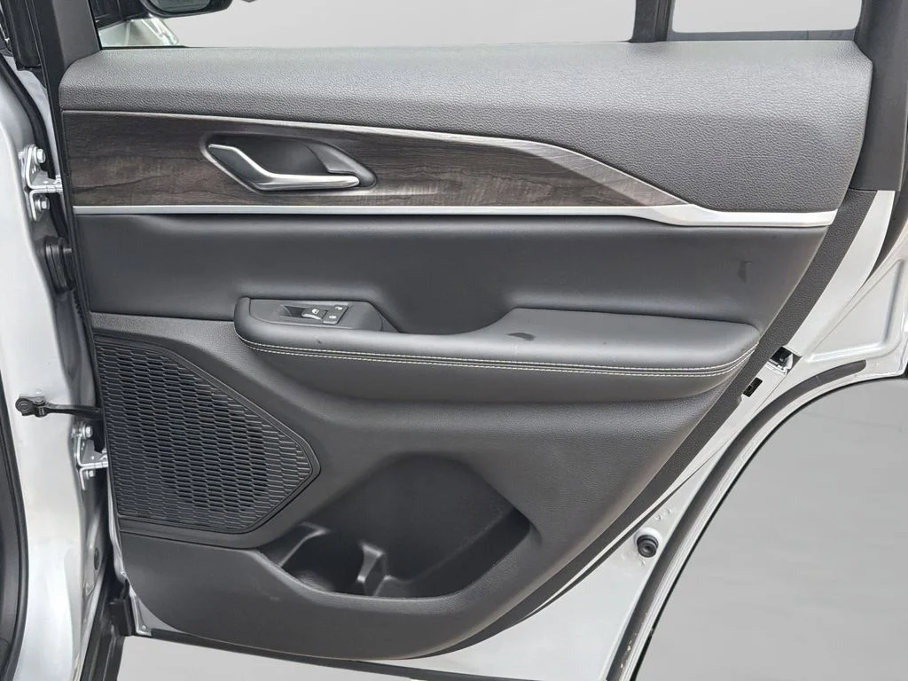 New 2026 Silver Zynith Exterior Paint Jeep Altitude image 27