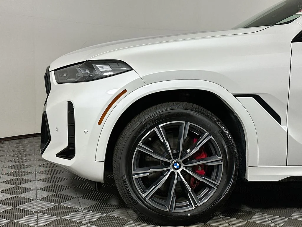 Used 2026 White Metallic BMW xDrive40i image 9