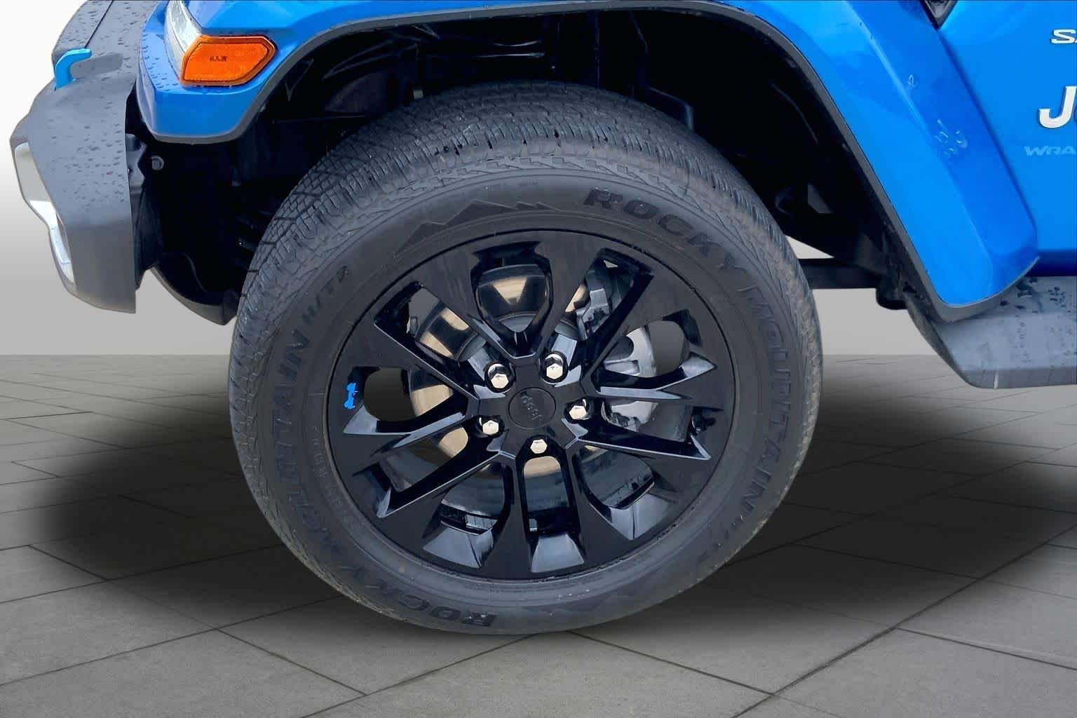Used 2023 Hydro Blue Pearl Coat Jeep Sahara image 10