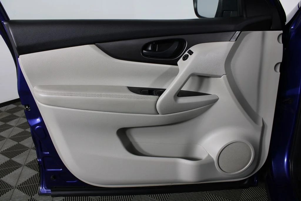 Used 2017 Blue Nissan S image 11