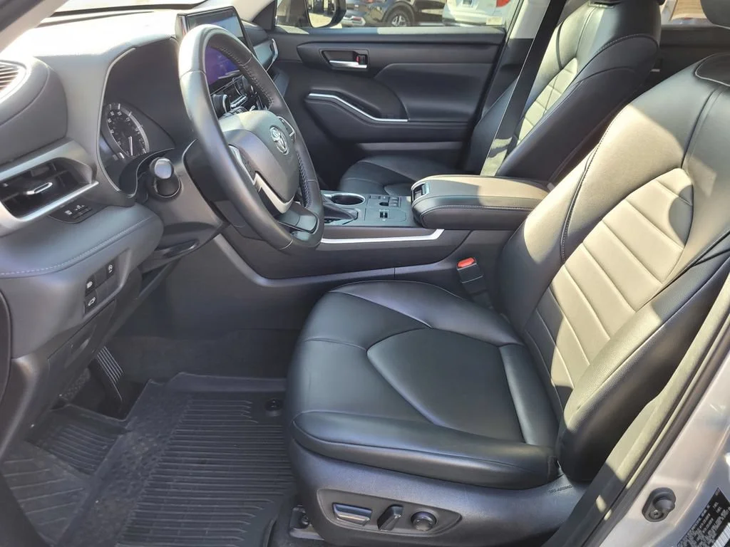 Used 2023  Toyota L image 15