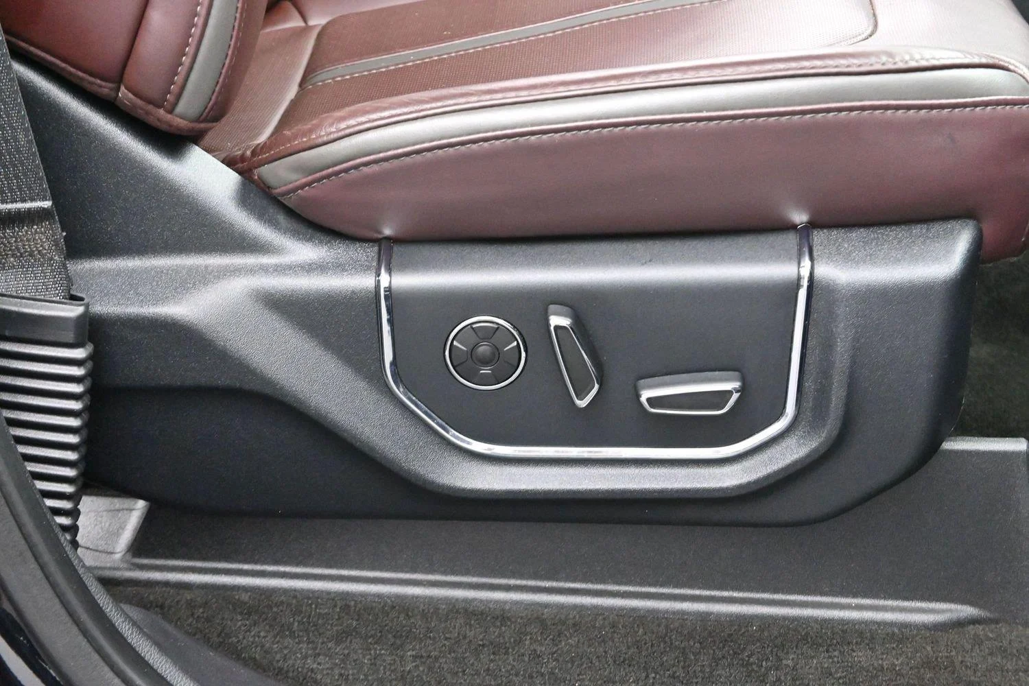 Used 2017 Shadow Black Ford Platinum image 32
