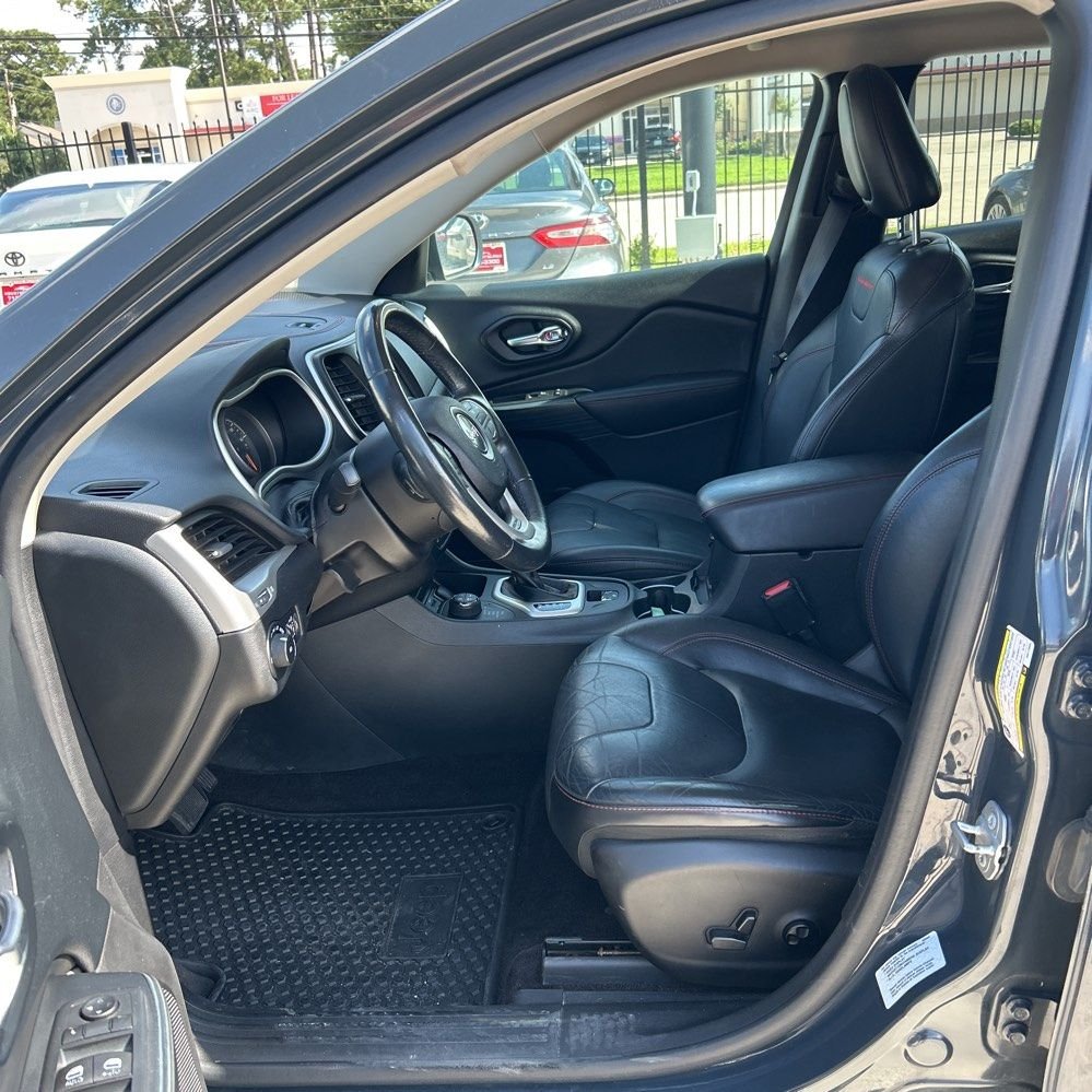 Used 2016 Gray Jeep Trailhawk image 7