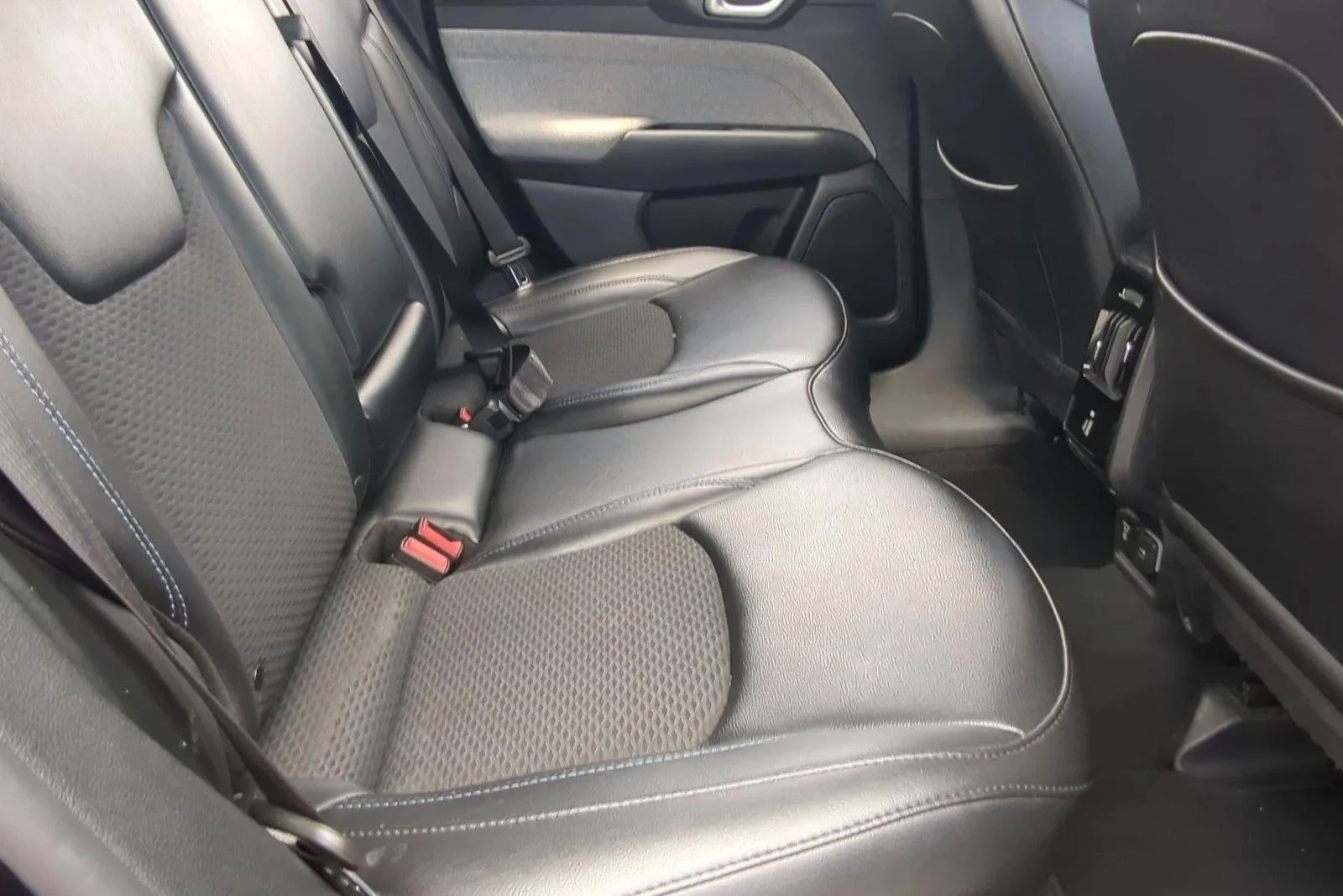 Used 2022 Diamond Black Crystal Pearlcoat Jeep Latitude image 25