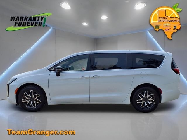 New 2027 Bright White Clear-Coat Exterior Paint Chrysler Limited image 6