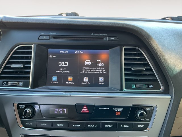 Used 2016 White Hyundai SE image 14