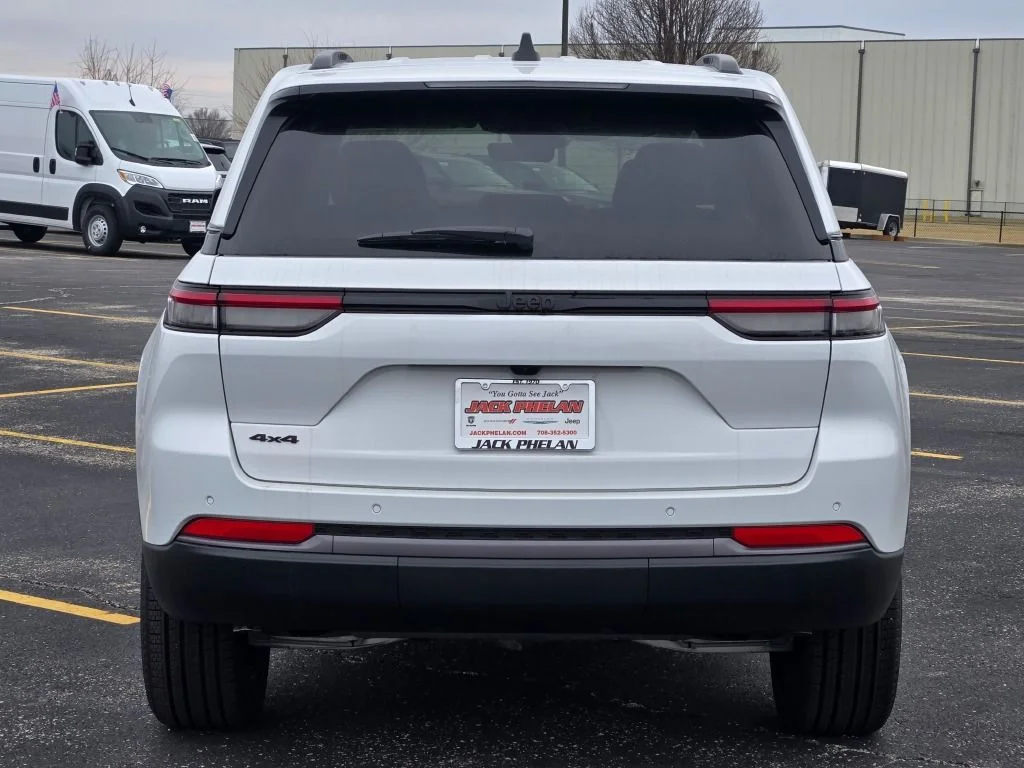 New 2026 Bright White Clear-Coat Exterior Paint Jeep Limited image 11