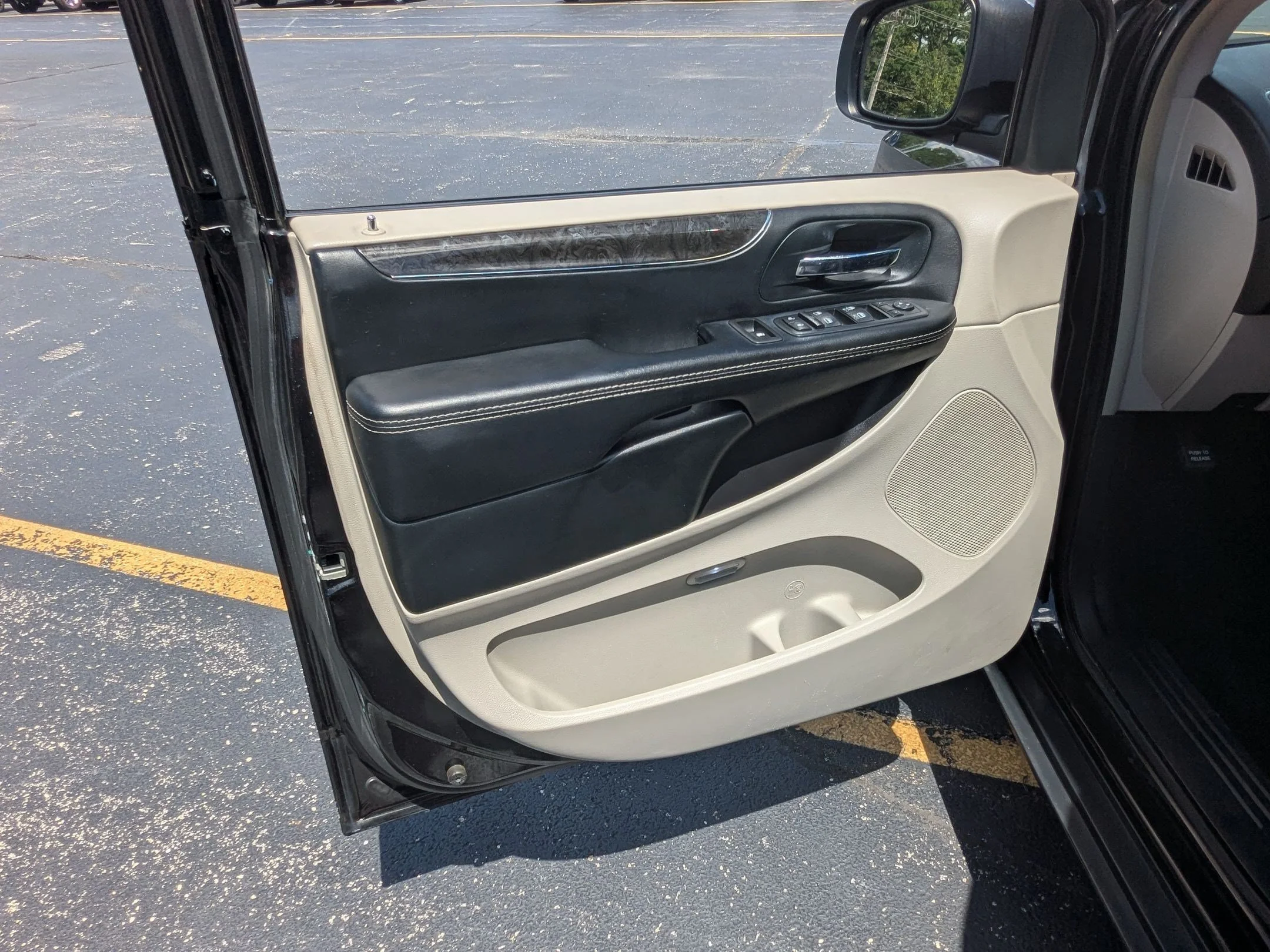 Used 2015 Brilliant Black Crystal Pearlcoat Chrysler Touring-L image 12