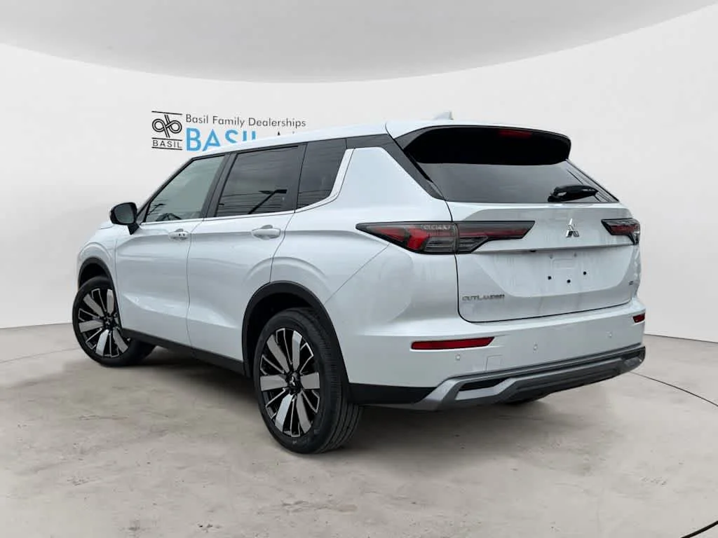 Used 2025 White Diamond Mitsubishi SE image 5