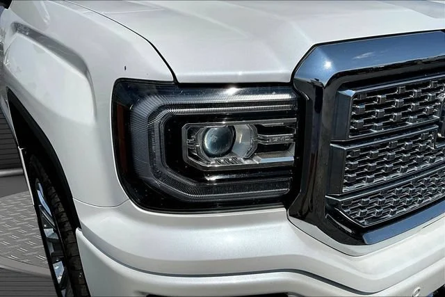 Used 2018 WHITE FROST TRICOAT GMC Denali image 33