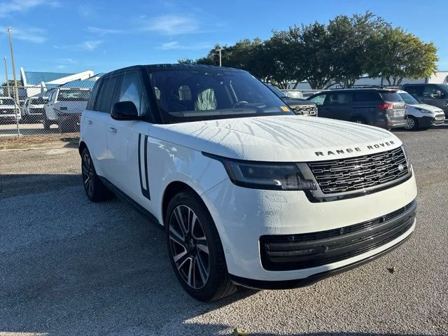 Used 2023  Land Rover SE image 3