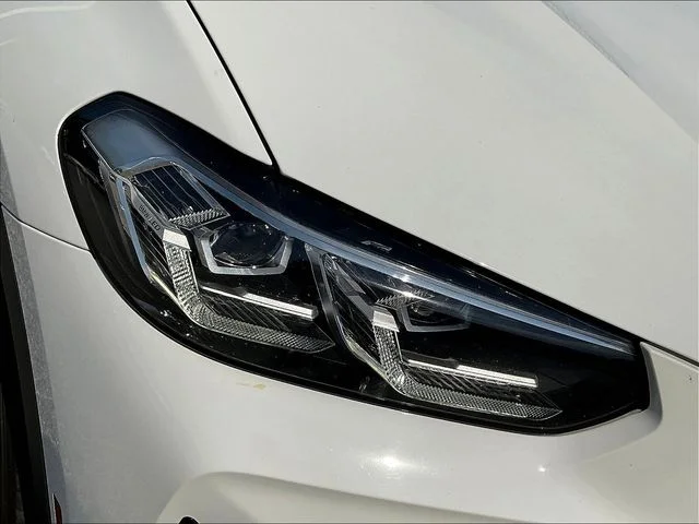 Used 2022 White BMW sDrive30i image 34