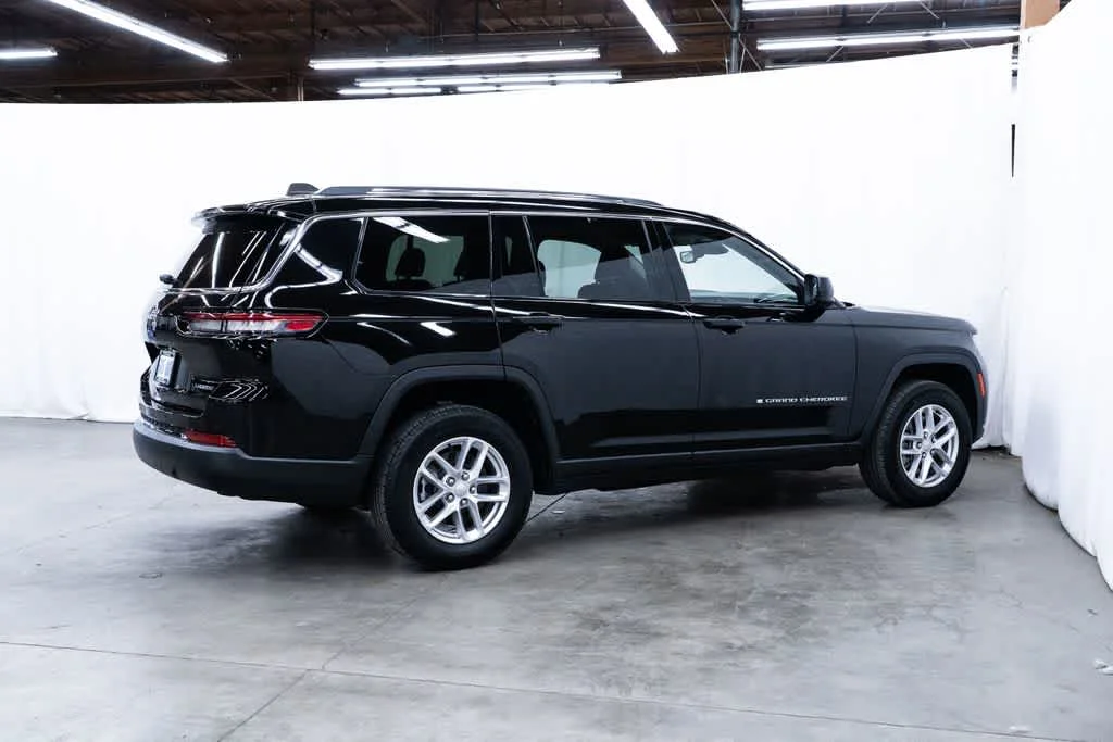 Used 2023 Diamond Black Crystal Pearlcoat Jeep Laredo image 6