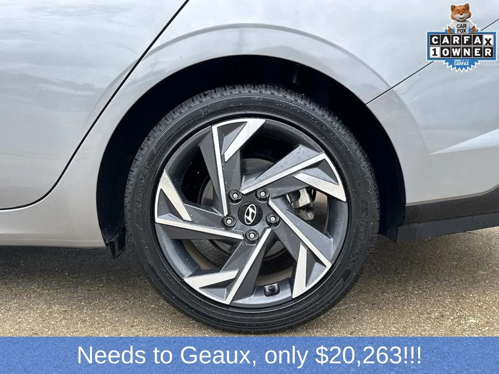 Used 2025 Silver Hyundai SEL Convenience image 9
