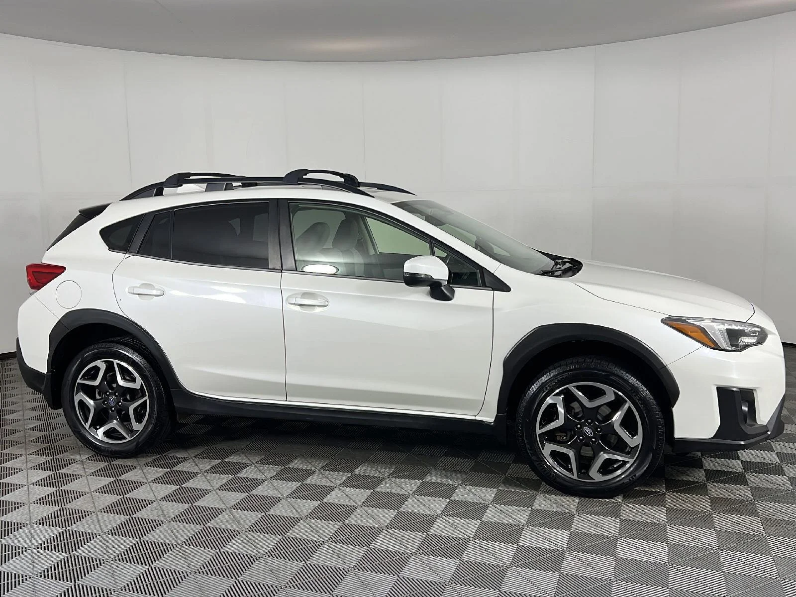 Used 2019 Crystal White Pearl Subaru Limited image 3