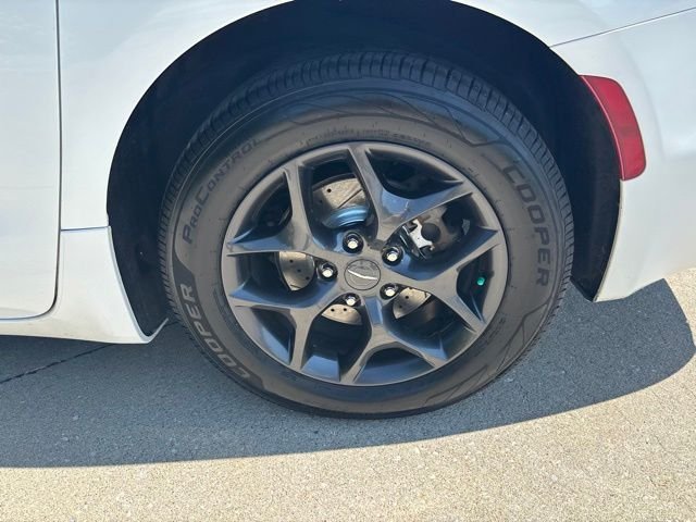Used 2019 Bright White Clearcoat Chrysler Touring L image 10