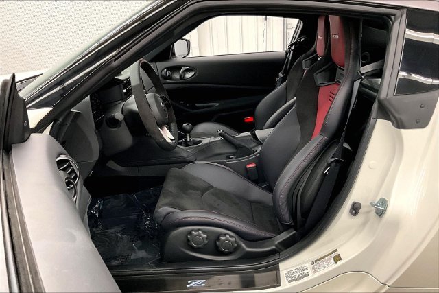 New 2027 Pearl White TriCoat/ Super Black Two Tone Nissan NISMO image 10
