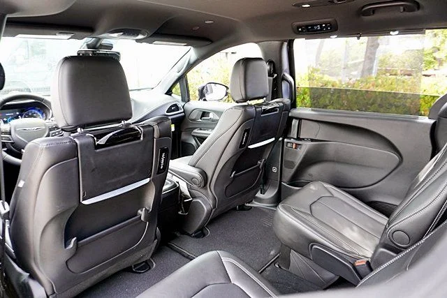 New 2026 Diamond Black Crystal Pearl-Coat Exterior Paint Chrysler Select image 19