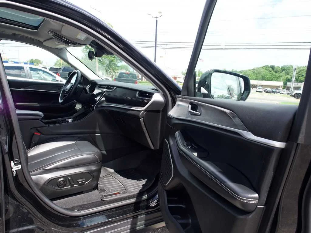 Certified Used 2022 Black Jeep Limited 4x4 image 37