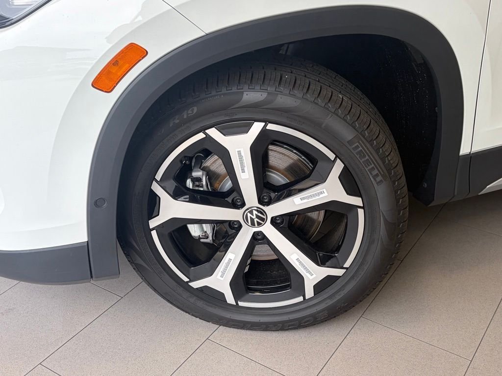 New 2026 Pure White Volkswagen SE image 4