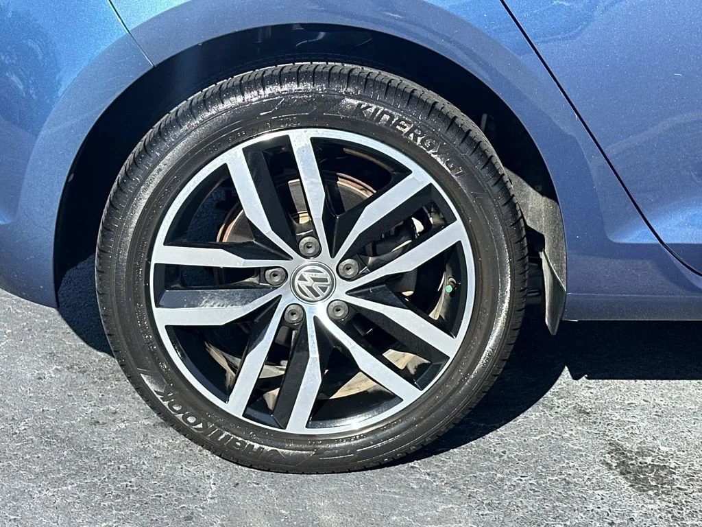 Used 2015  Volkswagen TSI SE 4-Door image 9
