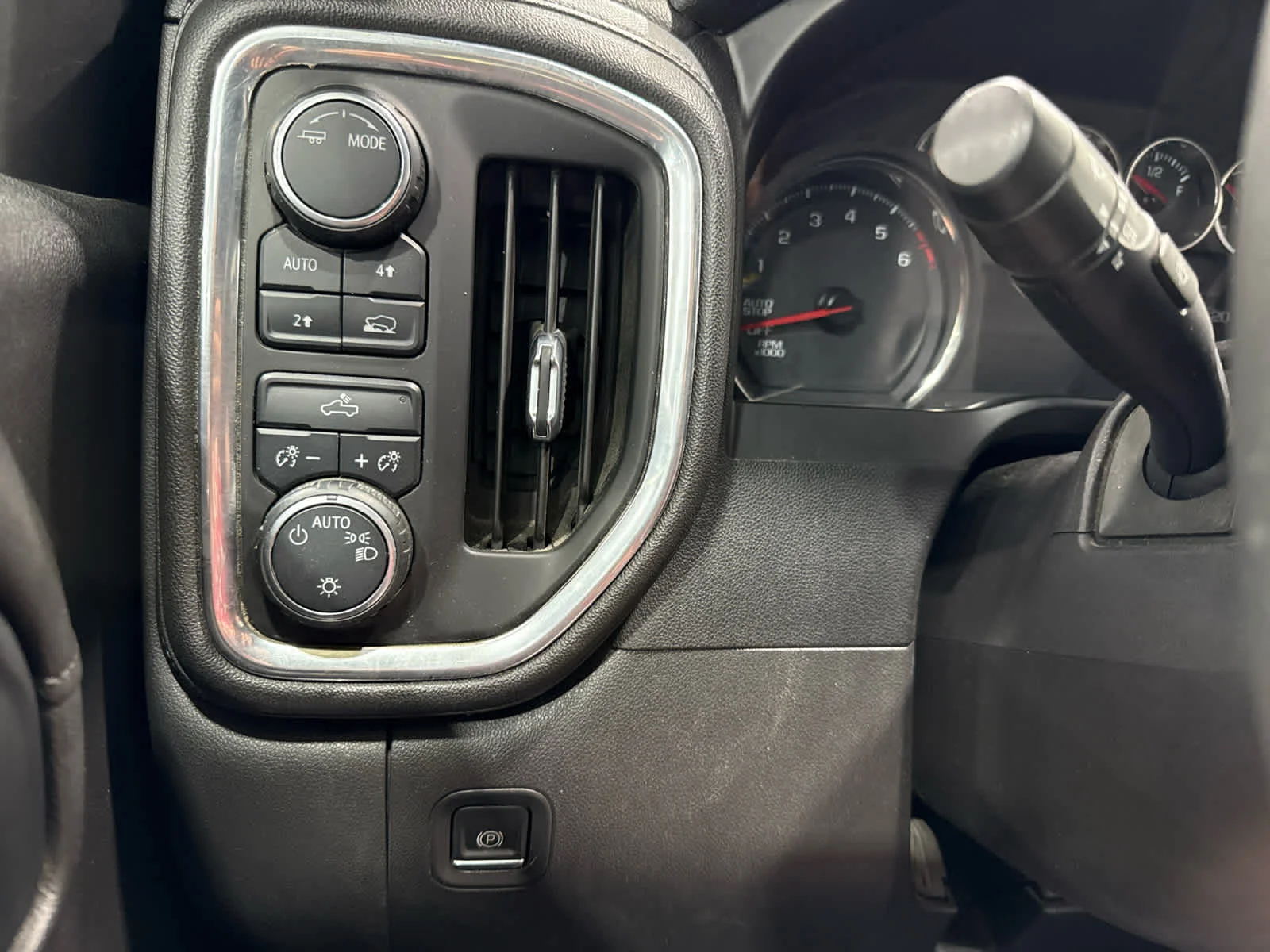 Used 2020 SUMMIT WHITE Chevrolet LT image 23