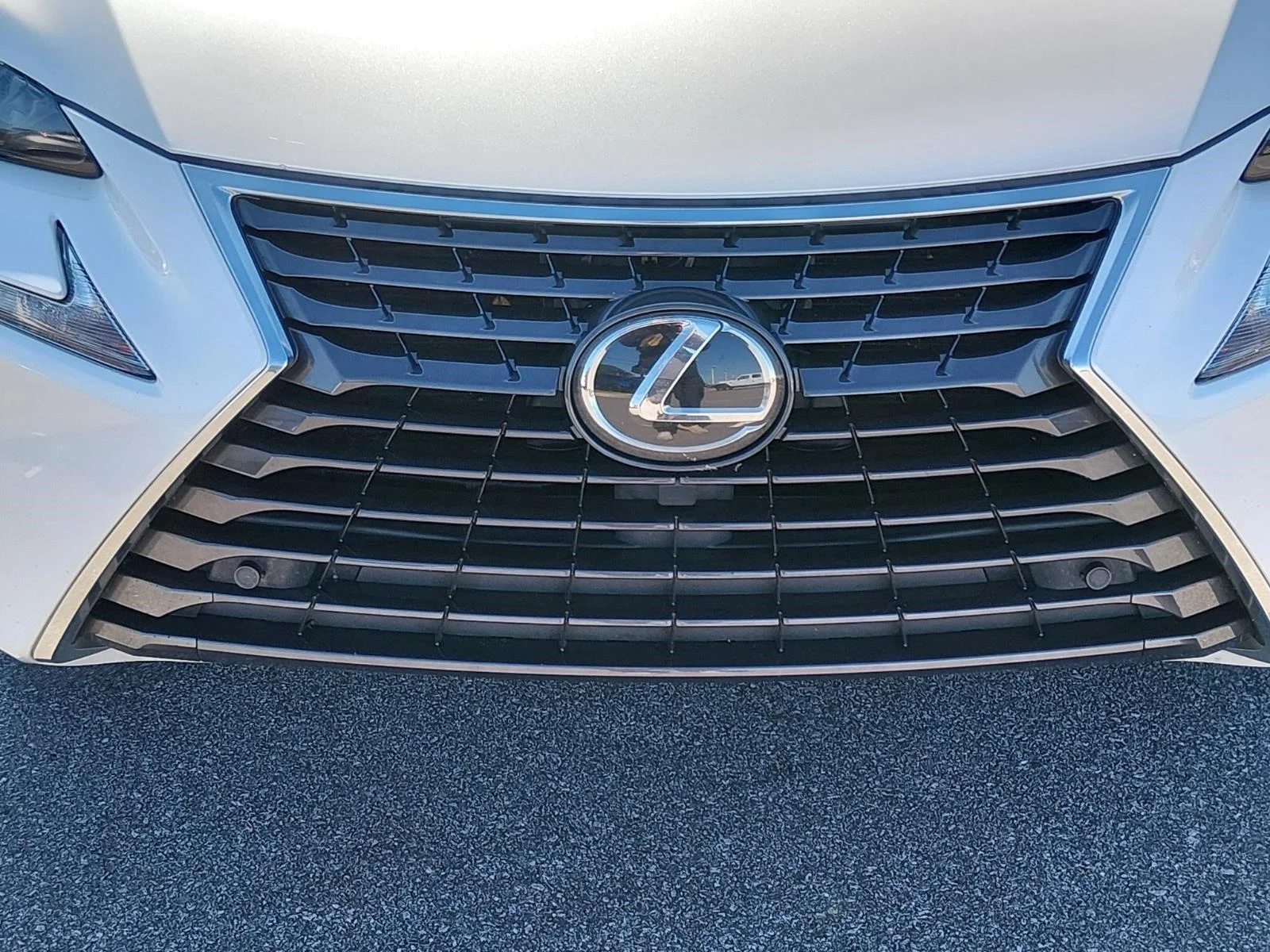 Used 2018 Eminent White Pearl Lexus Base image 9
