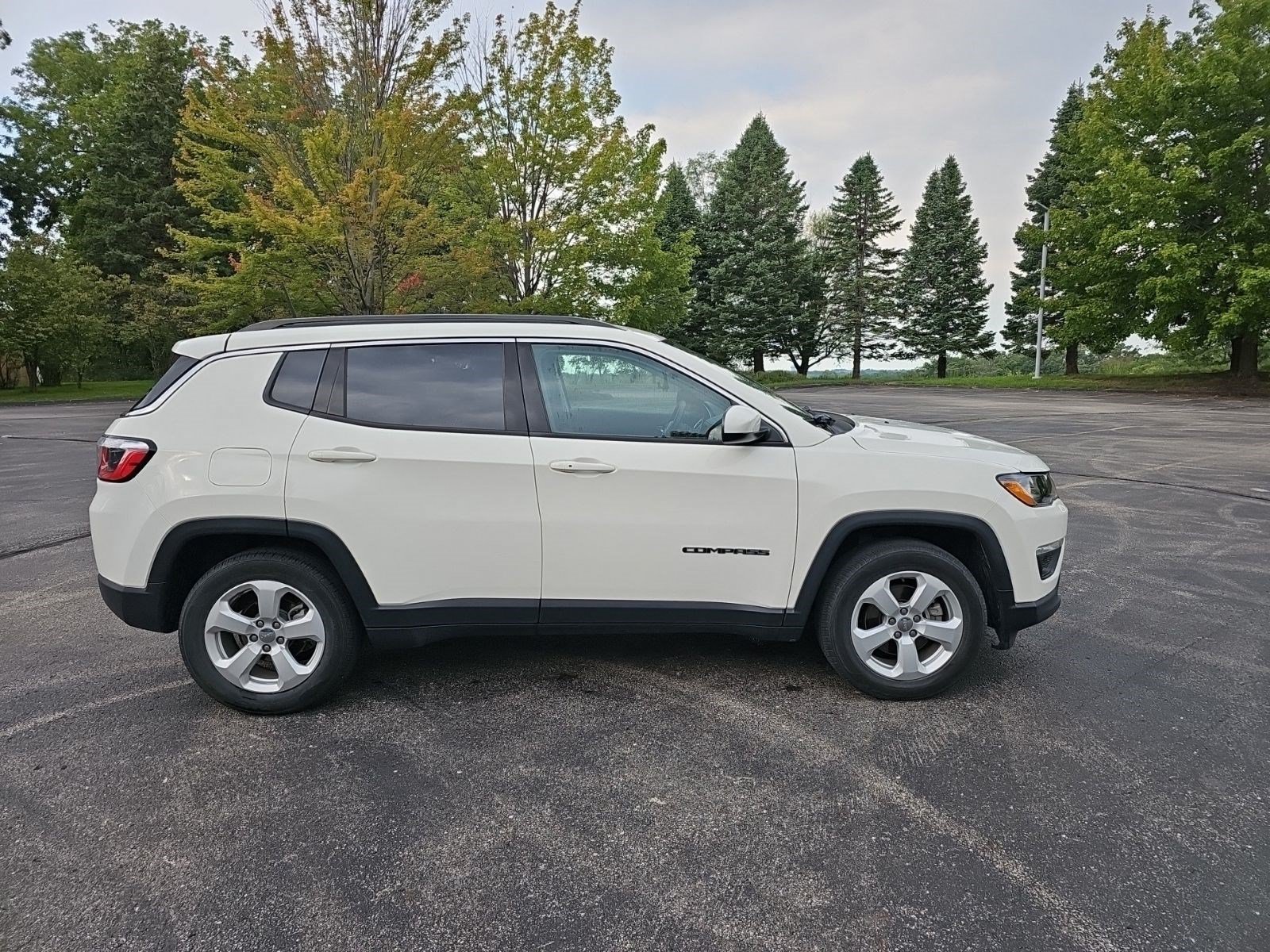 Used 2018 White Clearcoat Jeep Latitude image 6
