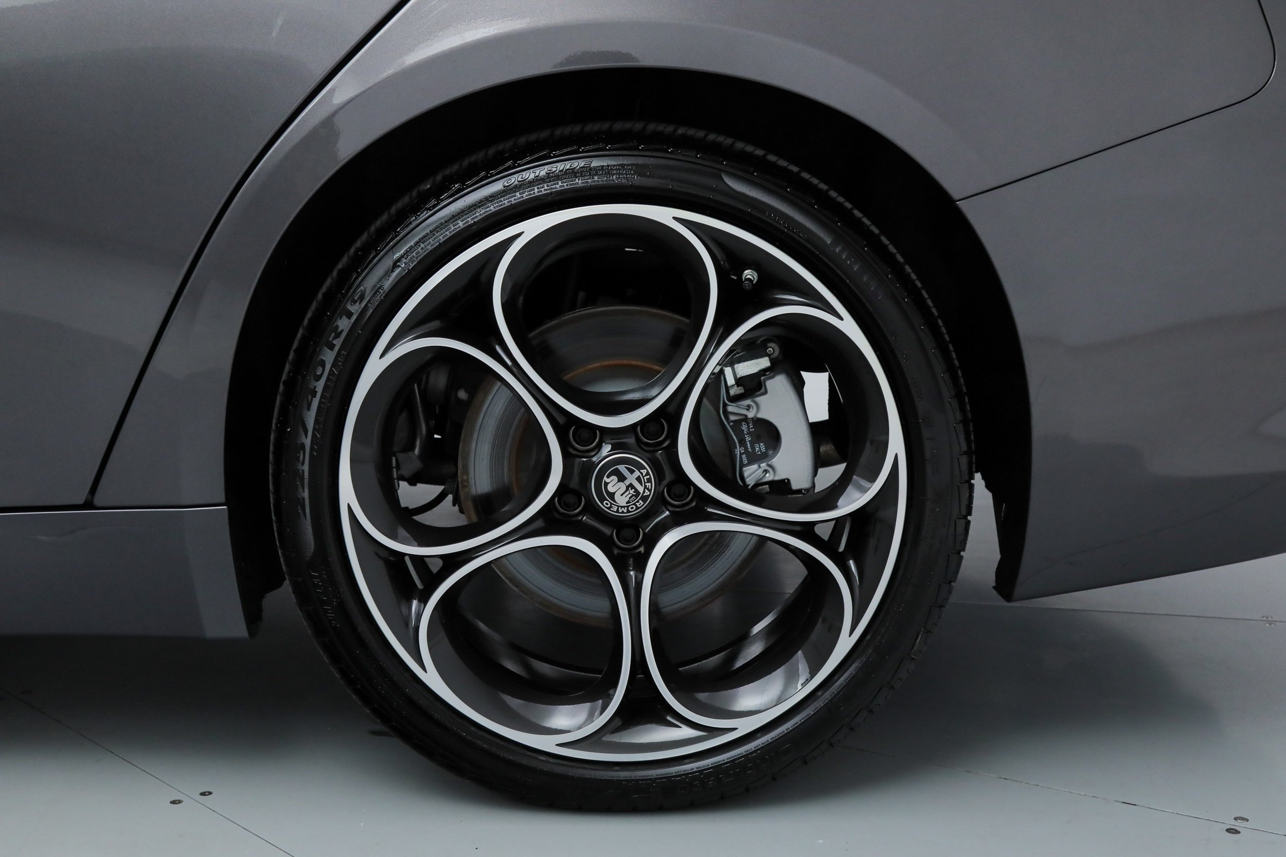 New 2025 Vesuvio Gray Metallic Exterior Paint Alfa Romeo  image 19