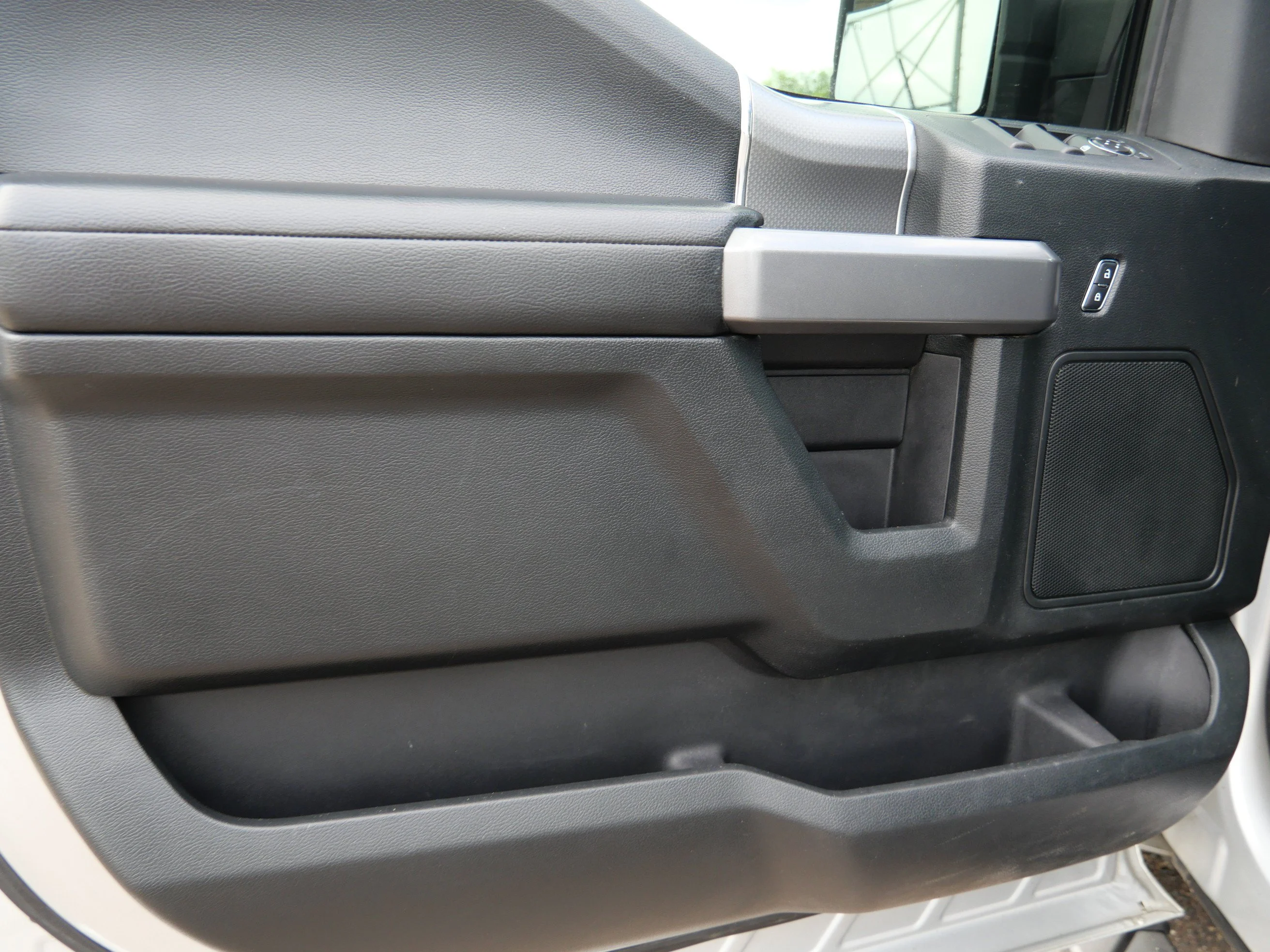 Used 2016 Ingot Silver Metallic Ford XLT 4WD SuperCrew 145 image 11