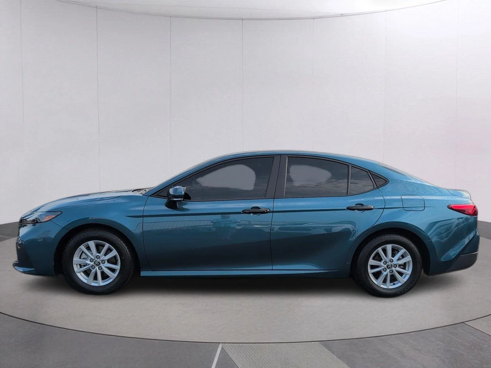 Used 2025 Ocean Gem Toyota LE image 2