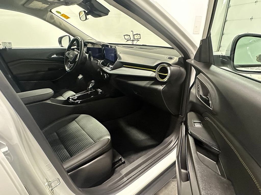 Used 2025 White Chevrolet LT image 25