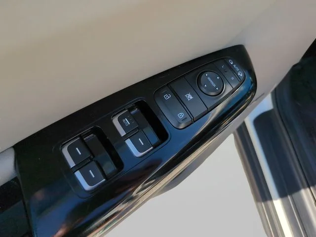 Used 2020 White Kia EX image 17