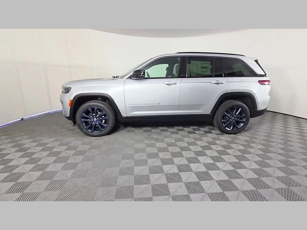 New 2026 Silver Zynith Exterior Paint Jeep 85th Anniversary Edition image 33