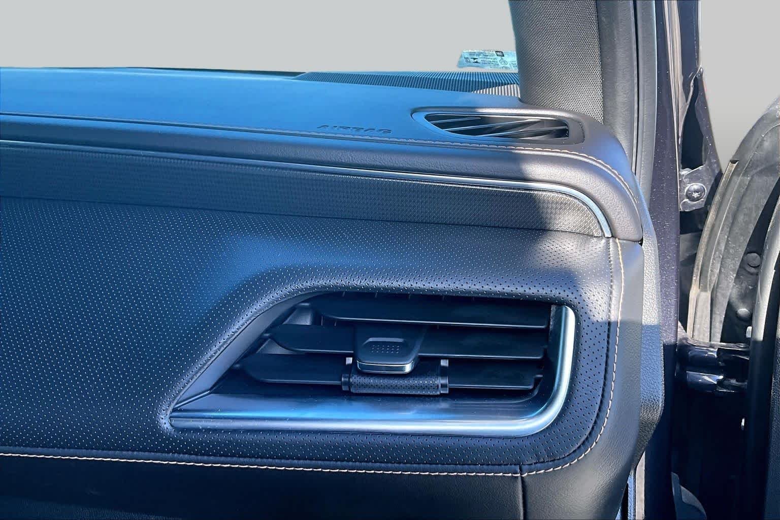 Used 2023 TITANIUM RUSH METALLIC GMC AT4 image 19