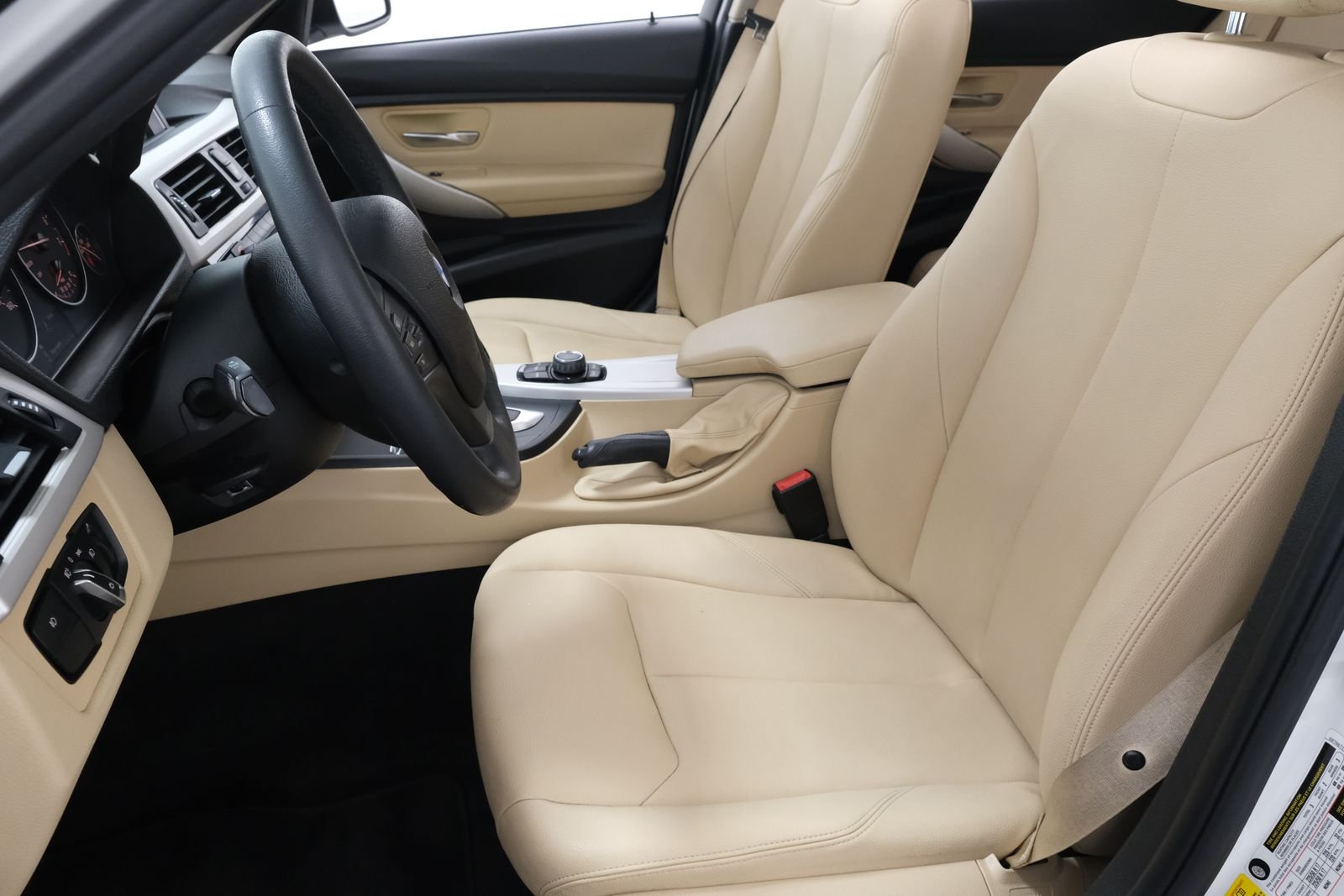Used 2018 Alpine White BMW 320i xDrive image 29