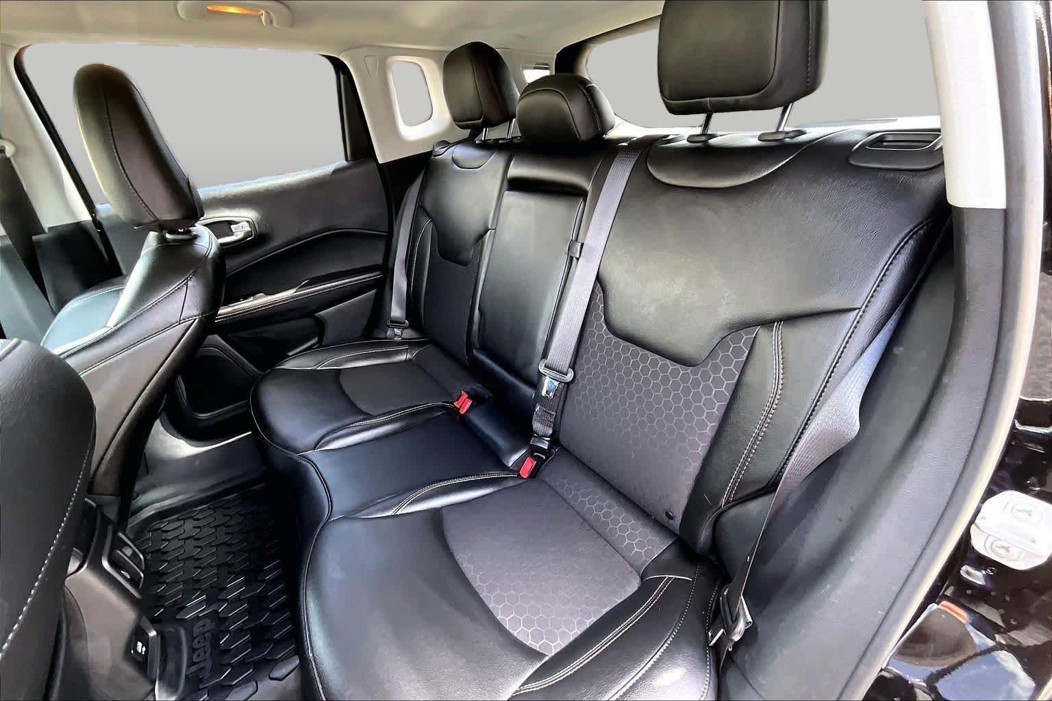 Used 2020 Diamond Black Crystal Pearlcoat Jeep Latitude w/Sun/Safety Pkg image 21