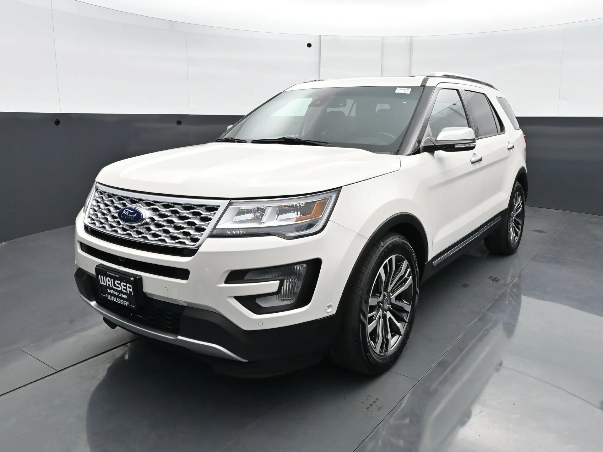 Used 2017  Ford Platinum image 1