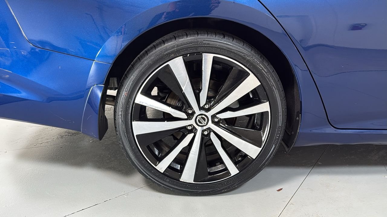 Used 2020 Blue Nissan 2.5 SR image 22